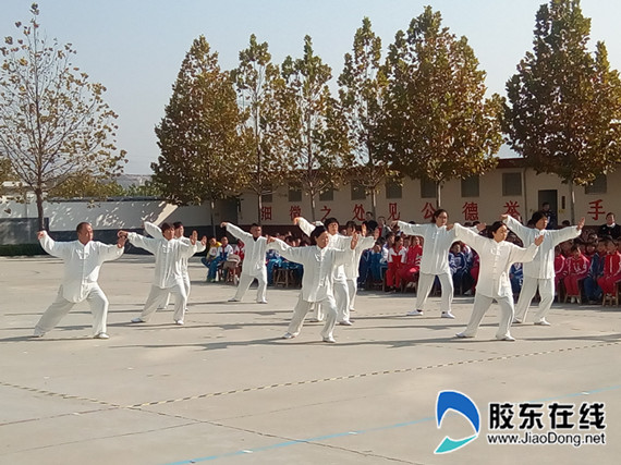 柞村镇园区小学参加“太极拳进校园”师生太极拳展演活动3_副本